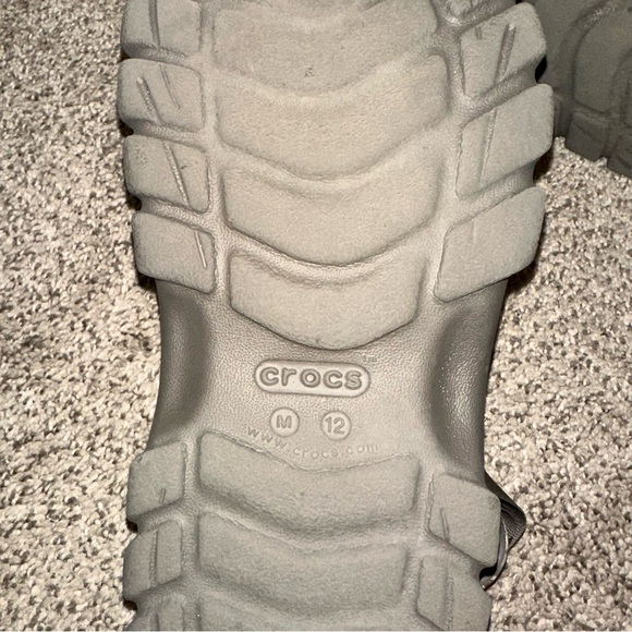 Crocs Shoes Crocs Realtree with adjustable straps
Camouflage Shoes Men's size 12 - Picture 6 of 9